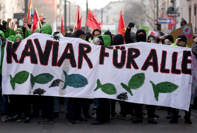 Protestētāji Frankfurtē pie Mainas pret kapitālismu un ECB jauno galveno ēku. Foto: AFP/LETA