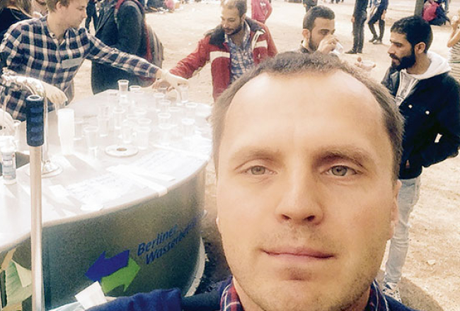 Egila pašportrets bēgļu nomentē Berlīnē. Lai saprastu cilvēkus, kas mūk no kara, vinš aicina parunāt ar vecākiem vai vecvecākiem, kas paši pieredzējuši karu