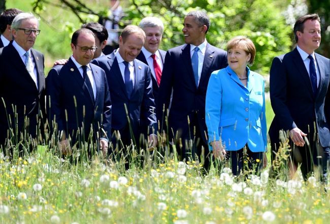 Donalds Tusks (centrā, uzlicis roku uz pleca Francijas prezidentam Fransuā Olandam pastaigā kopā ar G7 valstu līderiem). Priekšā britu premjerministrs Deivids Kamerons un Vācijas kanclere Angela Merkele, aiz viņiem ASV prezidents Baraks Obama. Foto: EPA/LETA