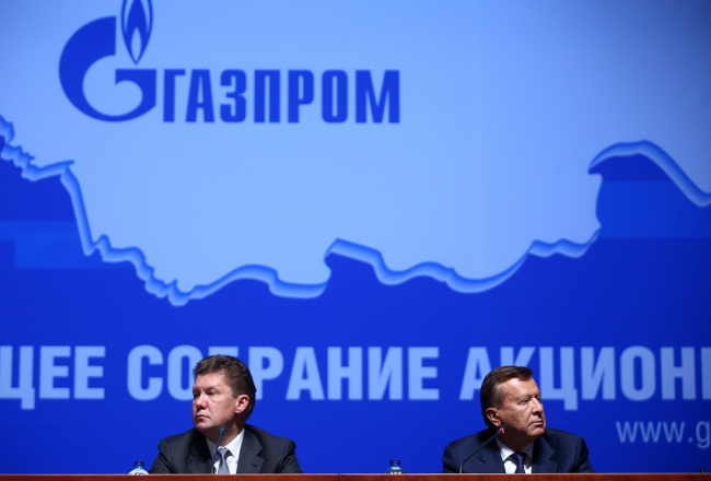 Krievijas holdinga "Gazprom Media" vadītājs Dmitrijs Černišenko un Krieviojas propagandas rupora "Russia Today" galvenā redaktore Margarita Simonjana Krievijas mediju sanāksmē. Foto: ITAR-TASS/LETA