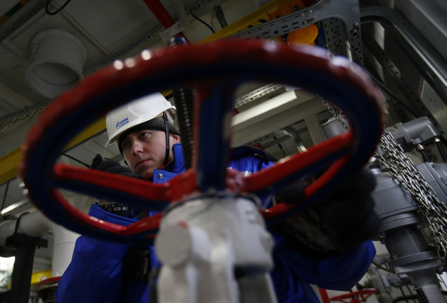 Strādnieks "Gazprom" gāzes vada kontrolpunktā. Foto: AFP/LETA