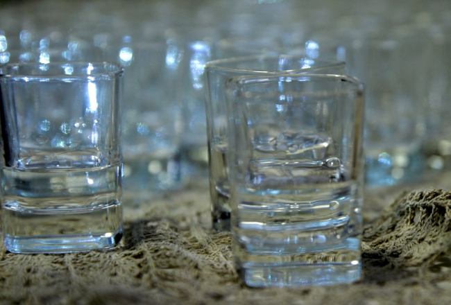 Alkoholisko dzērienu glāzes. Foto: Ieva Čīka, LETA