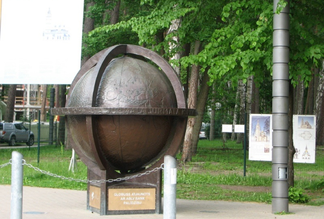 Vēsturiskā skulptūra "Globuss" Jūrmalā, Turaidas ielā, tagad pazudusi, jo tikšot restaurēta.