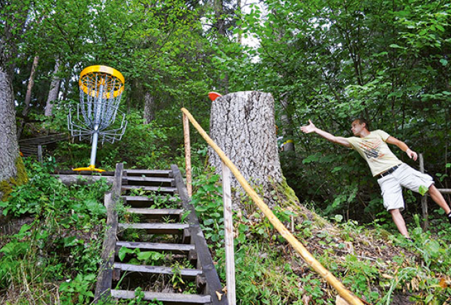 Diskgolfu spēlē ar tieši šai spēlei paredzētu lidojošu disku un no stieņiem un ķēdēm izgatavotu grozu.
