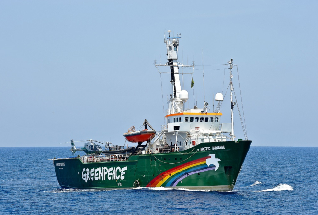 Dabas aizstāvju kuģis "Greenpeace" Vidusjūrā. Foto: AFP/LETA
