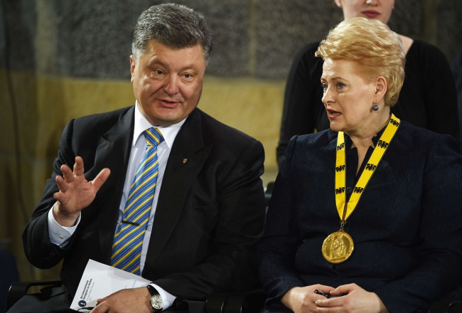Lietuvas prezidente Daļa Grībauskaite (no labās) un Ukrainas prezidents Petro Porošenko tikšanās laikā Vācijas pilsētā Āhenē. Foto: AFP/LETA
