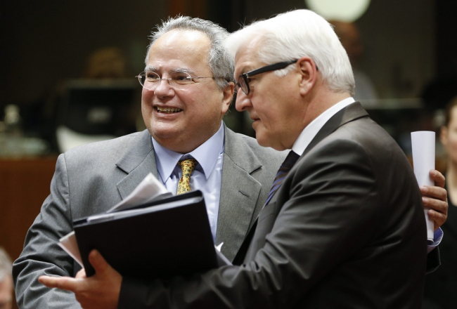 Jaunais Grieķijas ārlietu ministrs Nikoss Kotzias (no kreisās) Briselē tiekas ar Vācijas ārlietu ministru Franku Valteru Šteinmeieru. Foto: EPA/LETA