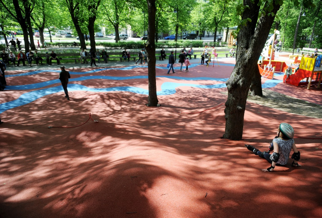 Atjaunotais bērnu rotaļu laukums Grīziņkalnā. Foto: Edijs Pālens, LETA