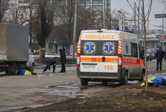Terora aktā Harkovā divi bojāgājušie apsegti ar Ukrainas karogu. Foto: ITAR-TASS/LETA