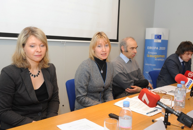 Latvijas Universitātes (LU) Filozofijas un socioloģijas institūta pētnieces Inta Mieriņa (no kreisās), Inese Šūpule, LU Ekonomikas un vadības fakultātes profesors Mihails Hazans un pētījuma līdzautors Mārtiņš Kaprāns piedalās Latvijas vēsturē lielākās ārzemēs dzīvojošo latviešu aptaujas rezultātu prezentācijas pasākumā. Foto: Ieva Lūka, LETA