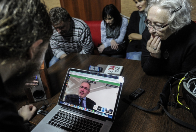 Novosibirskas iedzīvotāji klausās Mihaila Hodorkovska uzstāšanos šogad marta beigās "Atvērtās Krievijas" teletiltā. Foto: ITAR-TASS/LETA