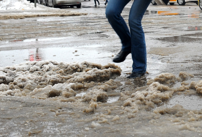 Ledus, sniega un ūdens pilnās Rīgas ielas. Foto: Ieva Lūka, LETA