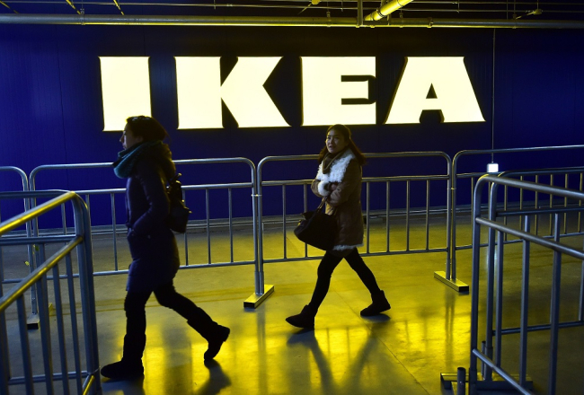 Starptautiski pazīstamais mēbeļu ražotāja "IKEA" zīmols. Ar to mēbeles top arī Latvijā. Foto: AFP/LETA