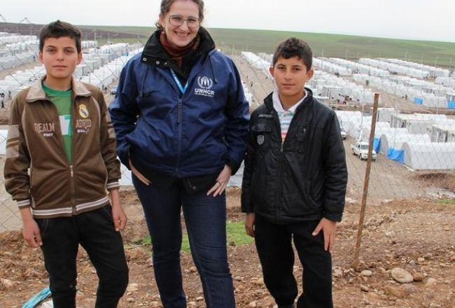 Liene Veide kopā ar bēgļu bērniem. Foto: R.Rasheed/UNHCR