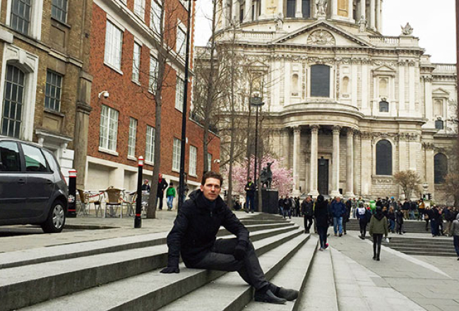 Reinis Zariņš Londonas centrā  pie Svētā Pāvila katedrāles.