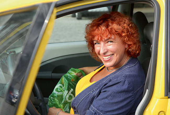 Ikdienā Solveiga ar melnu busiņu vadā pa Briseli ierēdņus. Dzeltenais auto ir viņas privātais braucamais.