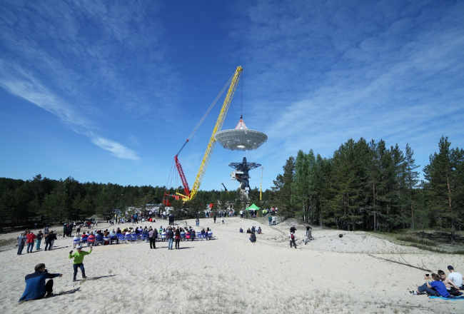 Atjaunotā radioteleskopa RT-32 antena, kura tiek pacelta atpakaļ balsta tornī Ventspils Starptautiskajā radioastronomijas centrā Irbenē. Foto: Ieva Čīka, LETA
