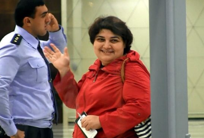 Azerbaidžānas žurnālistu Hadidžu Ismailovu tiesa notiesāja uz septiņarpus gadiem cietumā. Foto: BBC