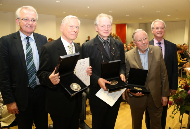 Pēc apbalvojuma saņemšanas - Trivimi Velliste (otrais no kreisās), Dainis Īvāns un Vītauts Landsberģis. Foto: Rainer Wenning