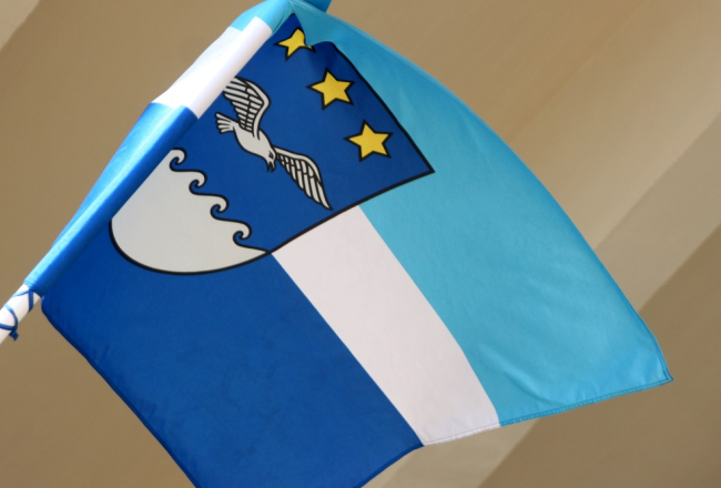 Pārsvarā termiņuzturēšanās atļauju saņēmēji īpašumus iegādājas Jūrmalā un Rīgā. Attēlā - Jūrmalas karogs. Foto: Rebeka Žeire, LETA