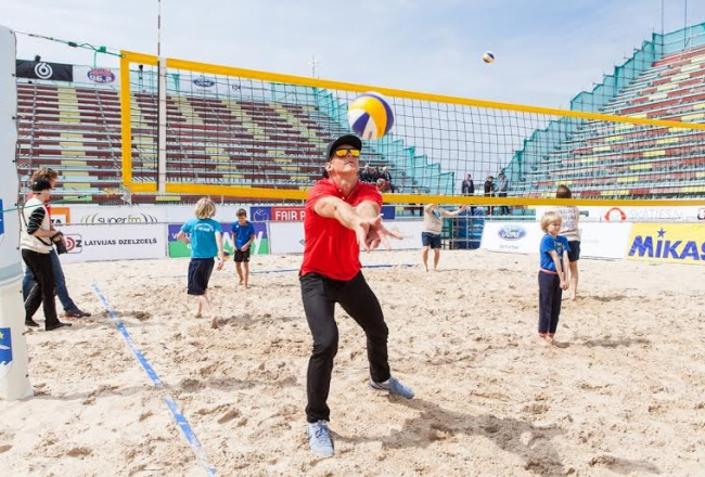 Pludmales volejbolists Jānis Šmēdiņš iemēģina jauno stadionu. Publicitātes foto