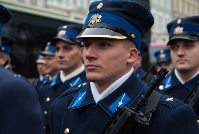 Latvijas karavīrs Lācplēša dienas parādē. Foto: Vladislavs Proškins, F64