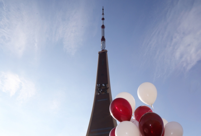 Latvijas karoga krāsas paceltas Zaķusalas TV tornī. Foto: LETA