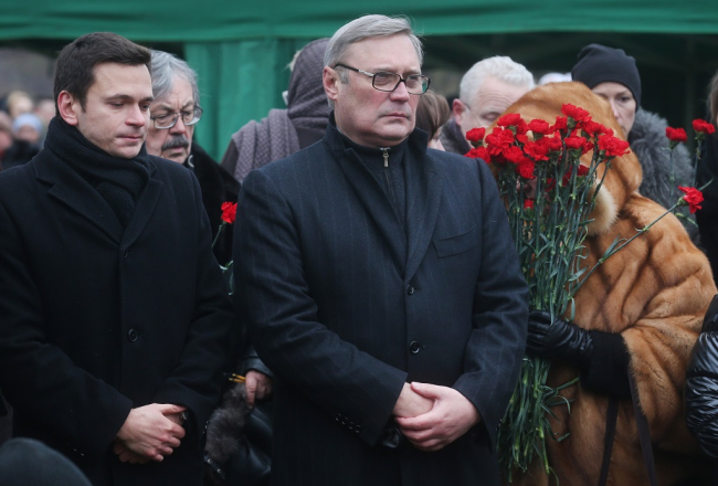 Opozīcijas partijas "Parnass" pārstāvji Mihails Kasjanovs (no labās) un Iļja Jašins noslepkavotā Borisa Ņemcova bērēs. Foto: ITAR-TASS/LETA