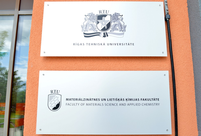 Plāksnes Rīgas Tehniskā universitātes Materiālzinātnes un lietišķās ķīmijas fakultātes. Foto: Elvis Dāgs Vīgants, LETA