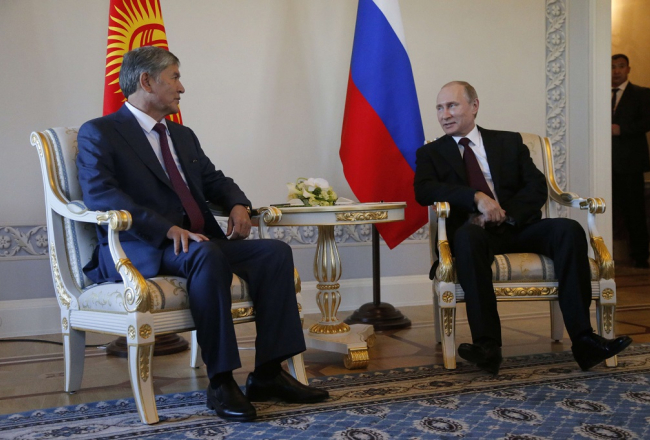 Krievijas prezidents Valdimirs Putins šogad 16.martā tiekas ar Kirgizstānas prezidentu Almazbeku Atambajevu. Foto: AFP/LETA