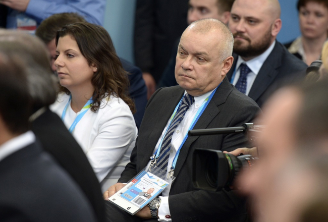 Dmitrijs Kiseļovs (centrā). Foto: ITAR-TASS/LETA