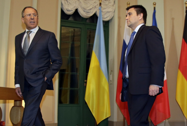 Ukrainas ārlietu ministrs Pavlo Kļimkins (pa labi) un Krievijas ārlietu ministrs Sergejs Lavrovs pēc tikšanās Berlīnē. Foto: AFP/LETA