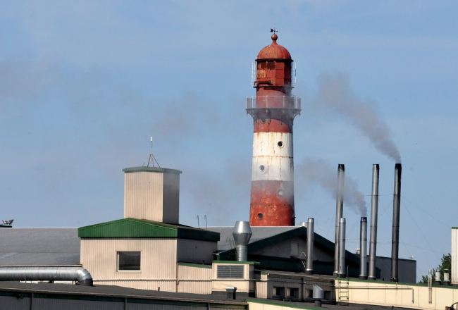 Zivju pārstrādes uzņēmuma "Kolumbija" dūmeņi. Foto: Dāvis Gūtmanis, LETA