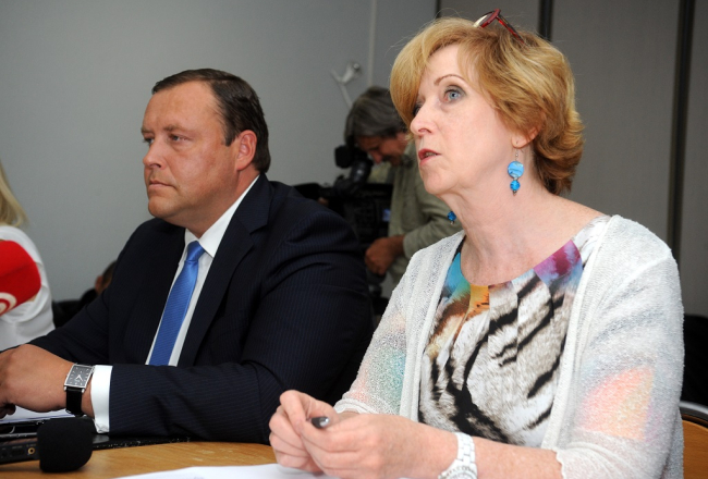 Iekšlietu ministrs Rihards Kozlovskis un Pilsonības un migrācijas lietu pārvaldes priekšnieka vietniece Maira Roze piedalās Saeimas Eiropas lietu komisija izbraukuma sēdē Iekšlietu ministrijas Pilsonības un migrācijas lietu pārvaldes patvēruma meklētāju izmitināšanas centrā "Mucenieki". Foto: Edijs Pālens, LETA