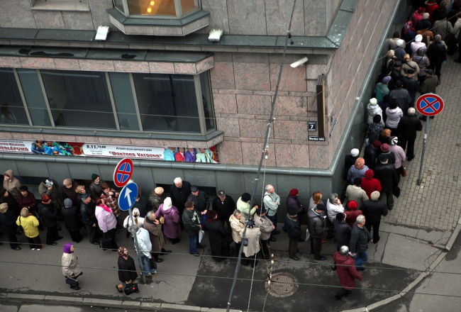 Pirms pāris gadiem un arī tagad. Vairāki simti Krievijas pensionāri, kuri saņem pensiju no Krievijas pensiju fonda, stāv garā rindā pie Maskavas nama, lai saņemtu talonu, kas vēlāk ļaus noformēt izziņu, tādējādi apliecinot, ka viņi ir dzīvi. Foto: Edijs Pālens, LETA