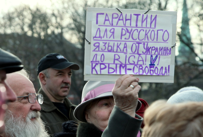 Ātri aizmirstas - pirms gada Rīgā pie Francijas vēstniecības partijas "Par cilvēka tiesībām vienotā Latvijā" rīkotajā piketā Krimas atbalstam tika prasītas "garantijas krievu valodai no Sevastopoles līdz Rīgai". Foto: Ieva Čīka, LETA