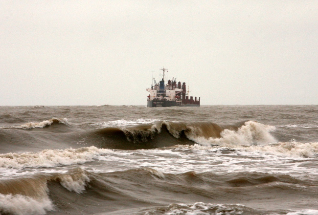 2007.gada janvārī Ventspils tuvumā vētras laikā uz sēkļa uzskrējušais sauskravas kuģis "Golden Sky". Foto: Agnese Gulbe, LETA