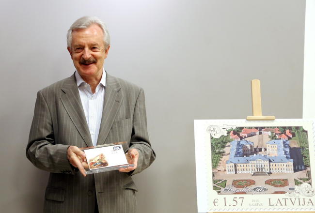 Rundāles pils direktors Imants Lancmanis piedalās Rundāles pilij veltītās pastmarkas un aploksnes prezentācijas pasākumā. Foto: Evija Trifanova, LETA
