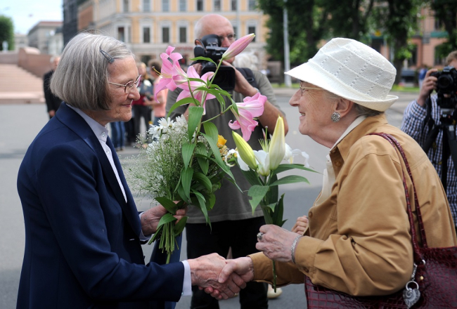 Lidiju Lasmani pie Brīvības pieminekļa jubilejā sveica daudzi cilvēki. Foto: Edijs Pālens, LETA