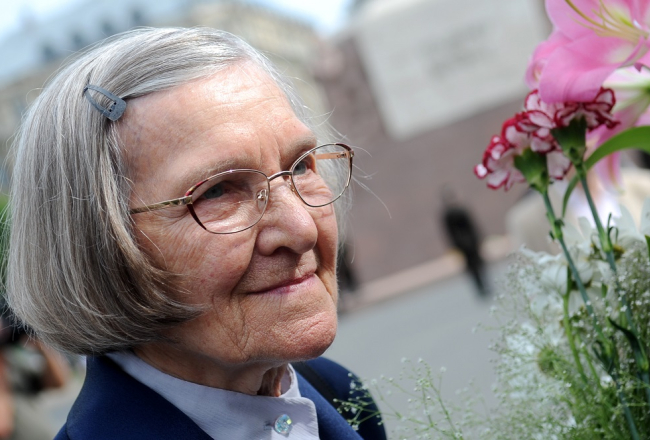 Lidija Lasmane pie Brīvības pieminekļa savā 90 gadu jubilejas dienā. Foto: Edijs Pālens, LETA