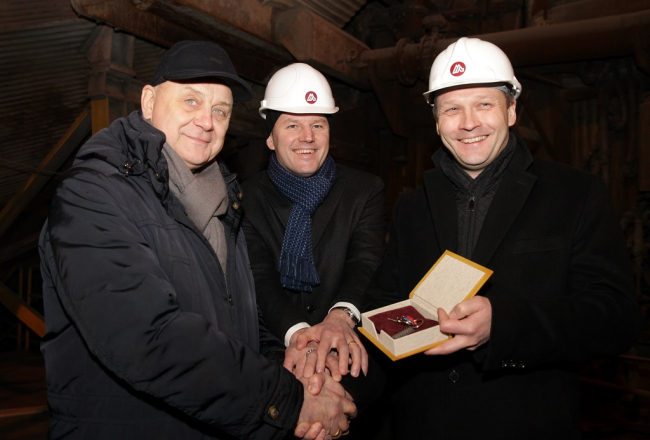 Izgāzušies vai iepirkušies? Šogad janvārī - uzņēmuma "KVV Liepājas metalurgs" valdes loceklis Igors Kovaļenko (no kreisās), Finanšu konsultāciju kompānijas "Prudentia" partneris un valdes priekšsēdētājs Kārlis Krastiņš, "Liepājas metalurga" maksātnespējas administrators Haralds Velmers ar uzņēmuma atslēgām preses konferences laikā, kurā informē par a/s "Liepājas metalurgs" pārdošanas darījuma noslēgšanu. Foto: Ieva Čīka, LETA