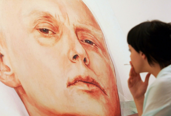 Krievu mākslinieku Dmitrija Vrubela un Viktorijas Timofejevas gleznotais krievu spiega Aleksandra Ļitviņenko pēdējais portrets nāves gultā. Glezna tika izstādīta galerijā Maskavā 2007.gadā. Foto: AFP/LETA