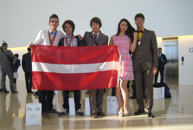 Komanda pēc olimpiādes noslēguma ceremonijas. No kreisās – E.Klētnieks, Ņ.Trojanskis, R.Cepītis, komandas gide, I.Dubaņevičs. Publicitātes foto