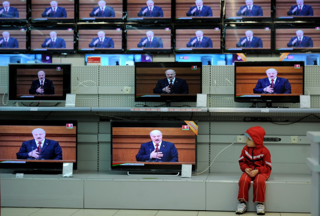 Baltkrievijas prezidents Aleksandrs Lukašenko TV ekrānos. Foto: AFP/LETA