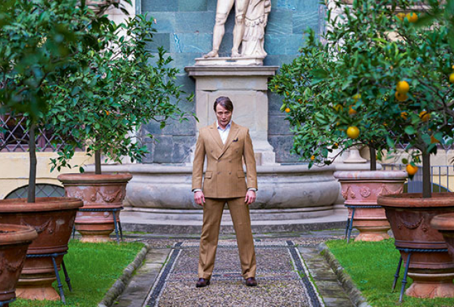 Seriāla titullomā dāņu aktieris Madss Mikelsens.