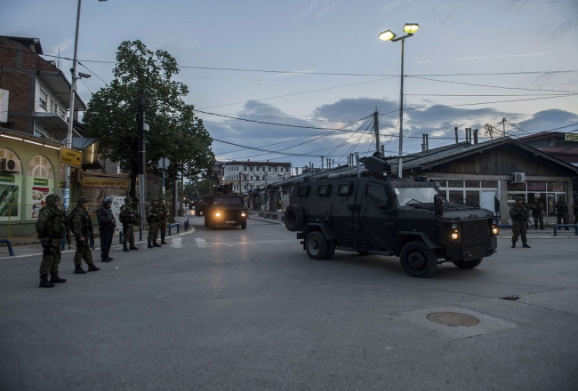 Cilvēki atstāj savas appludinātās mājas Stajkovcu ciemā netālu no Skopjes. Foto: AFP/LETA
