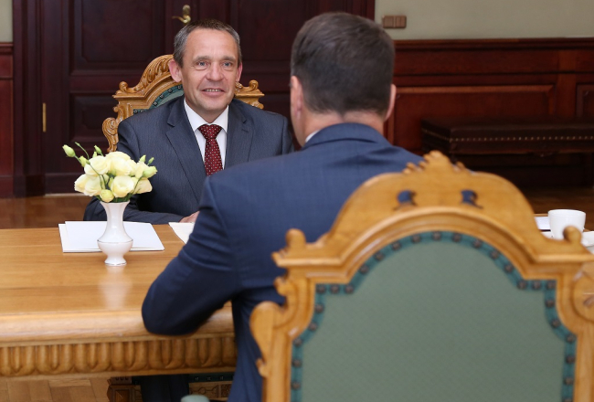 Valsts prezidents Raimonds Vējonis un Latvijas vēstnieks Azerbaidžānā Juris Maklakovs akreditācijas vēstules saņemšanas laikā Melngalvju namā. Maklakovs ir bijušais NBS komandieris. Foto: Evija Trifanova, LETA