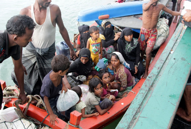 Bēgļi no Mjanmas un Bangladešas piestāj krastā. Foto: EPA/LETA