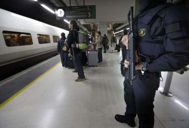 Policisti dežurē dzelzceļa stacijā. Foto: AFP/LETA