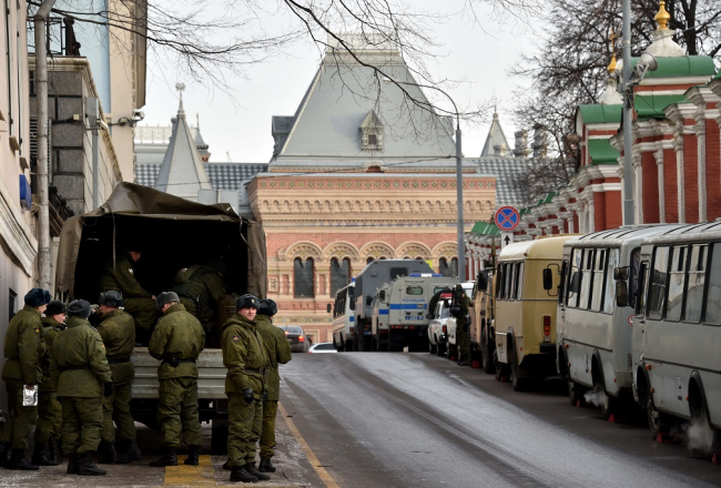 Maskava. Policisti pie Francijas vēstniecības 16.janvārī. Foto: AFP/LETA